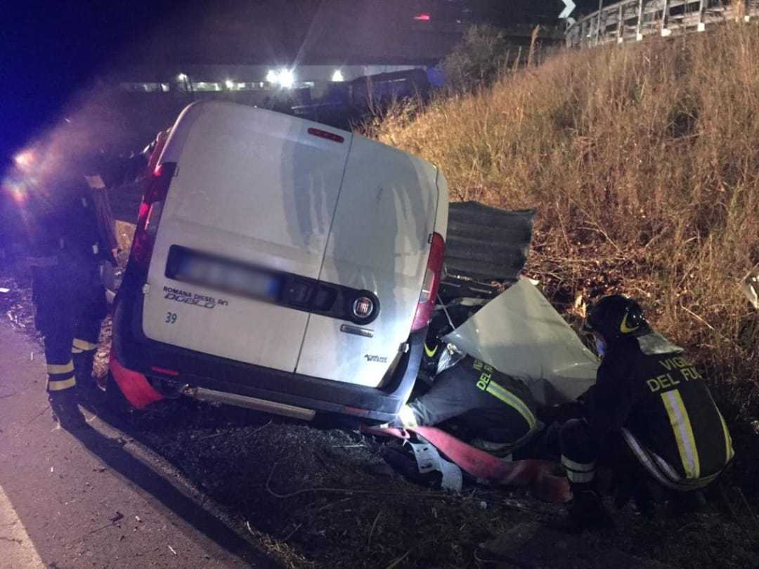 foto tragedia sulla teramo mare incidente mortale all altezza di sant atto un furgone finito contro il guard rail ekuonews it