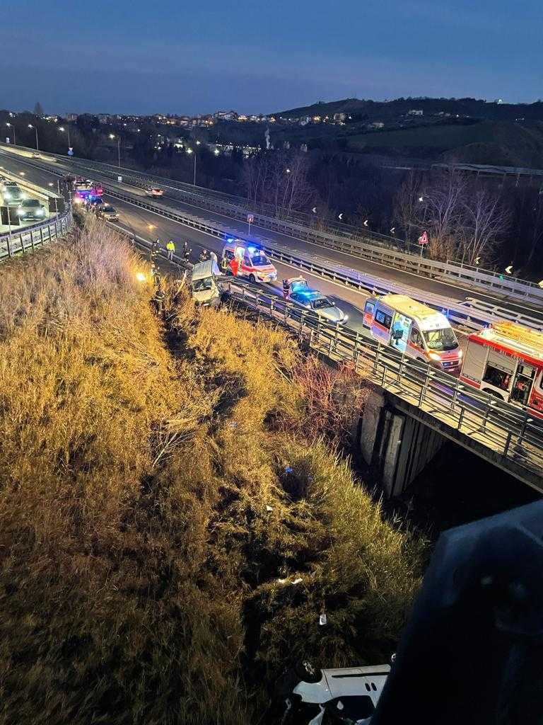 foto tragedia sulla teramo mare incidente mortale all altezza di sant atto un furgone finito contro il guard rail ekuonews it