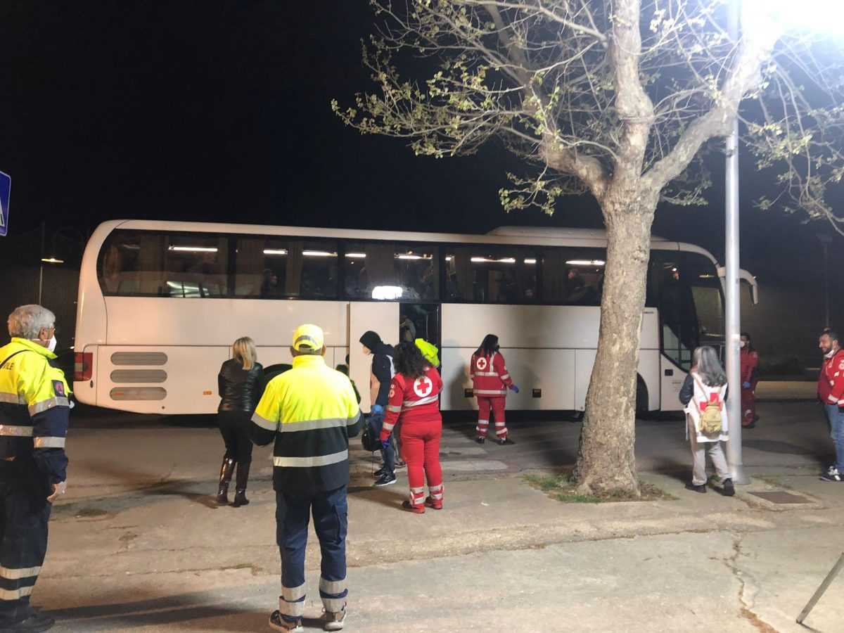 Arrivati a Giulianova i 103 minorenni ucraini. Asl allestisce ambulatorio e locale per vaccini e tamponi