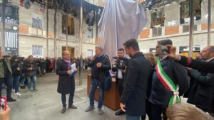 FOTO e VIDEO  Teramo omaggia il suo Ivan Graziani: inaugurata  l'installazione in Largo San Matteo –