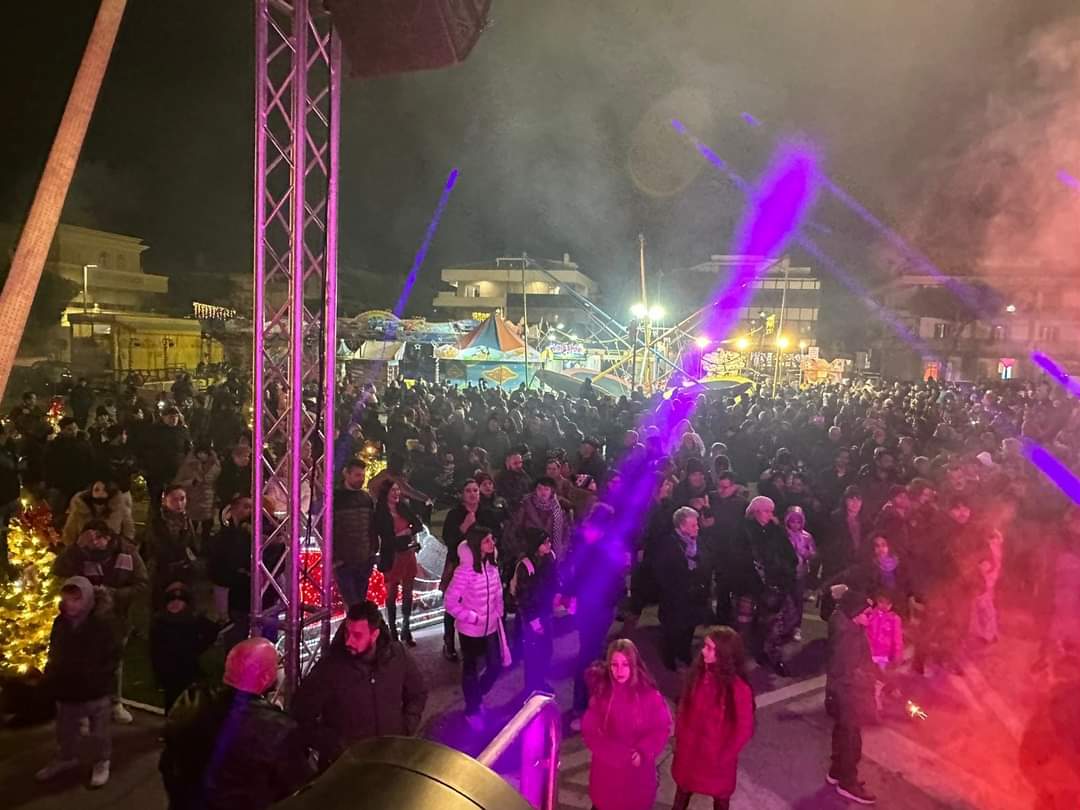 FOTO  Capodanno ad Alba Adriatica: lo spettacolo infiamma la piazza –